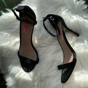 Sz 8.5 Betsy Johnson ankle strap black suede heel